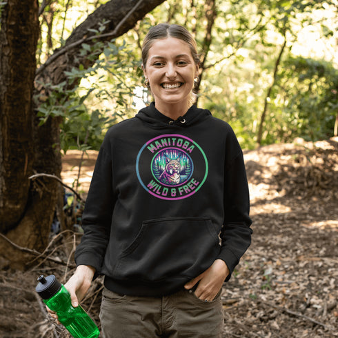 Step into the wild with our Manitoba – Wild & Free hoodie, featuring a striking graphic of a lynx under the glow of the northern lights.